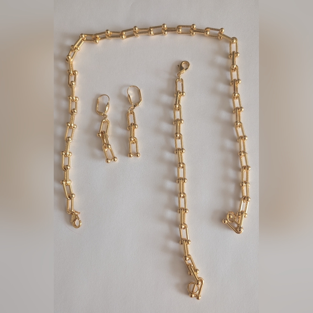 Elegant Gold Necklace Set